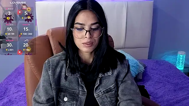 AlessiaVal  online show from September 13, 2025, 3:45 pm