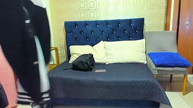 yulianademond66 online show from February 13, 2025, 2:09 pm