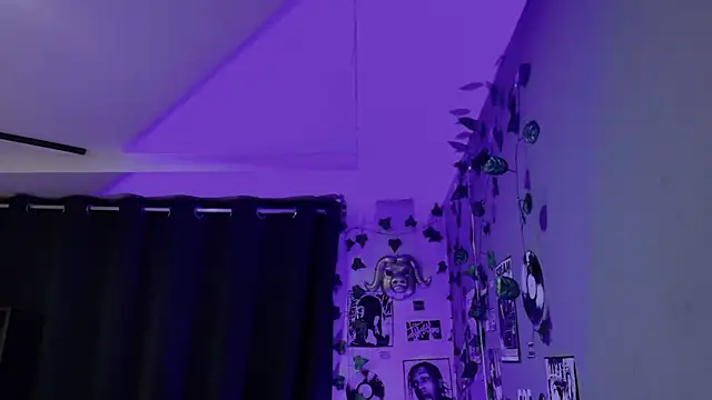 yulianademond66 online show from April 22, 2026, 2:13 pm