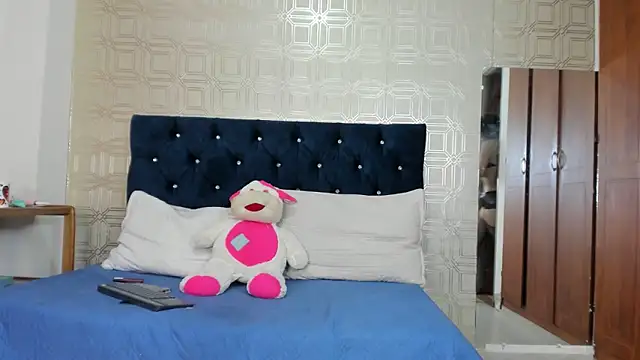 yulianademond66 online show from February 17, 2025, 9:21 pm