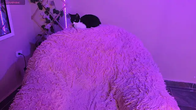 MadelineBenet online show from September 29, 2025, 1:12 am