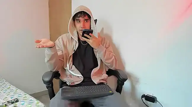 leo030809 online show from March 19, 2025, 11:39 am