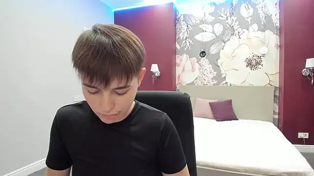 EmiliaYours online show from October 6, 2025, 1:34 pm