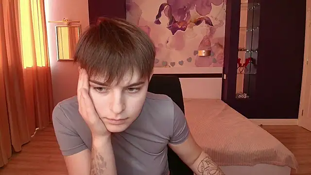 EmiliaYours online show from October 12, 2025, 1:23 pm