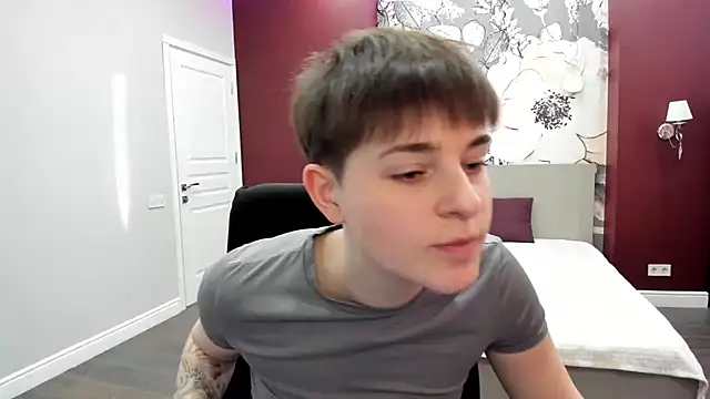 EmiliaYours online show from March 7, 2026, 2:33 pm