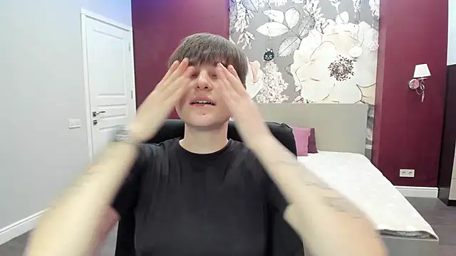 EmiliaYours online show from September 14, 2025, 2:28 pm