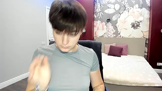 EmiliaYours online show from September 12, 2025, 3:23 pm