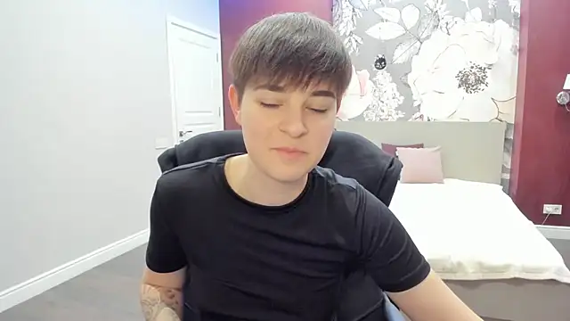 EmiliaYours online show from November 25, 2025, 3:01 pm