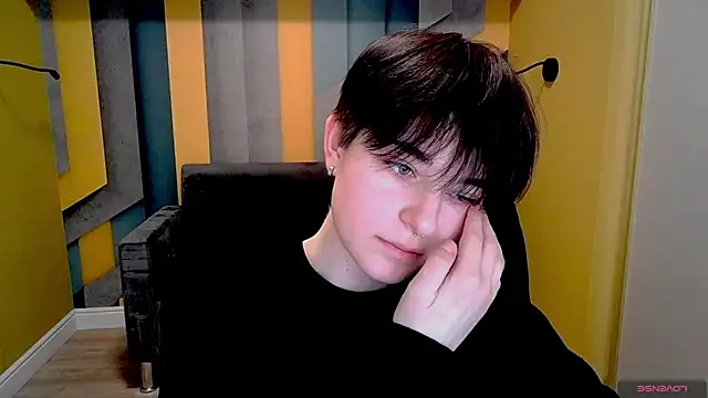 EmiliaYours online show from February 17, 2025, 1:33 pm