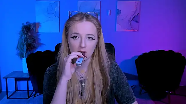 luna berryy online show from March 24, 2026, 8:20 pm