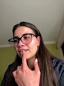 aurora divine online show from December 3, 2025, 10:42 pm