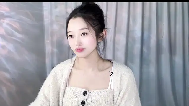 Lucky Qiao online show from December 5, 2024, 5:44 pm