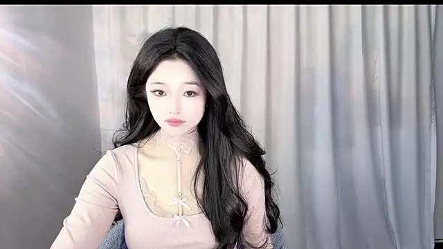 Lucky Qiao online show from December 17, 2024, 5:29 am