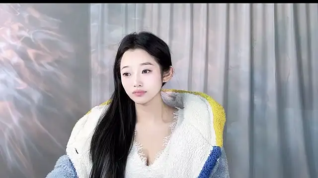 Lucky Qiao online show from December 4, 2024, 6:44 pm