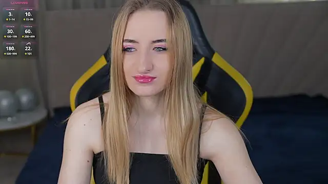 Snapshot of Tess_LovelyWest chatting on March 19, 2025, 11:39 am Tess LovelyWest online show from March 19, 2025, 11:39 am