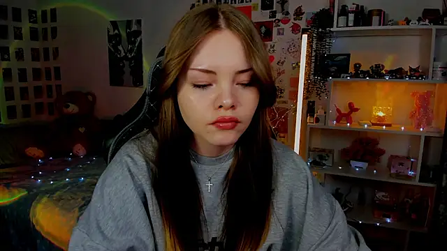 AkiraKatsu online show from April 19, 2026, 12:39 pm