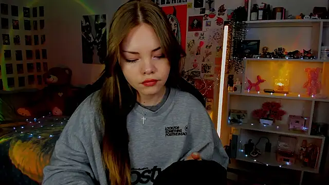 AkiraKatsu online show from April 18, 2026, 10:17 am