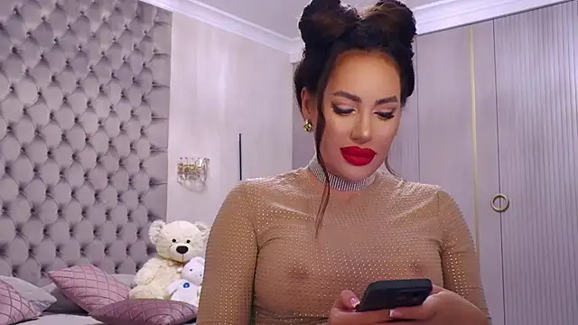 TianaPosh online show from September 19, 2025, 7:40 pm