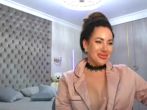 TianaPosh online show from February 27, 2025, 7:37 pm