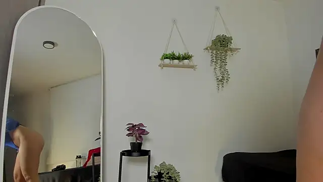 Snapshot of sara_sweet9 chatting on December 2, 2025, 10:44 pm sara sweet9 online show from December 2, 2025, 10:44 pm