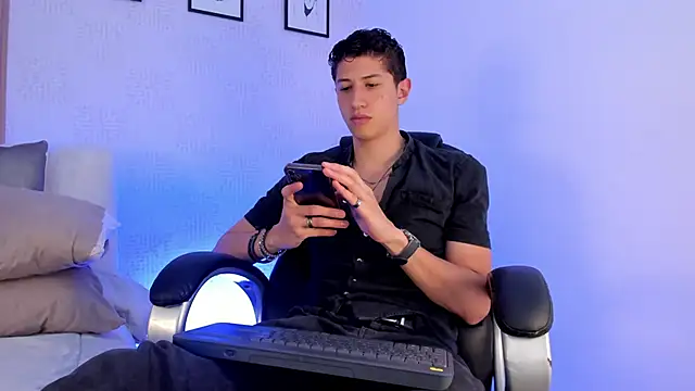 Snapshot of Dorianmistery2322_ chatting on October 17, 2025, 8:43 pm Dorianmistery2322 online show from October 17, 2025, 8:43 pm