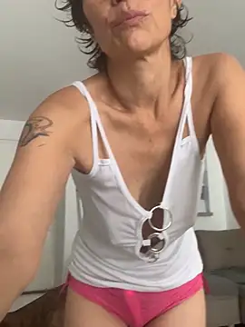 MireyaTorresGu online show from October 14, 2025, 5:13 pm