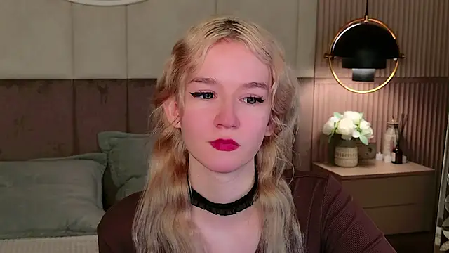 NaomiLoys online show from February 25, 2025, 8:42 pm