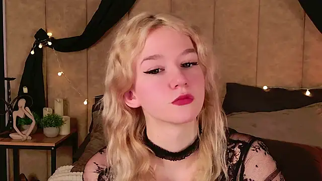 NaomiLoys online show from February 22, 2025, 6:41 pm