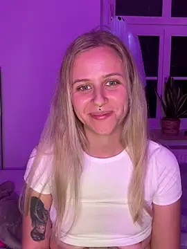 lunawolf21 online show from October 22, 2025, 7:02 pm