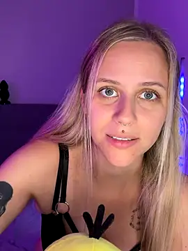 lunawolf21 online show from September 23, 2025, 6:42 am