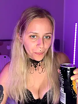 lunawolf21 online show from September 29, 2025, 6:35 pm