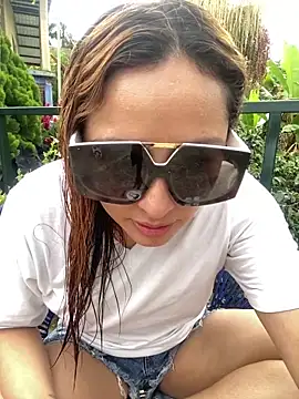 Keittly  online show from February 21, 2025, 10:04 pm