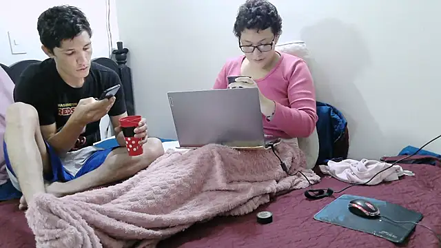 luxandracon23 online show from April 14, 2026, 10:15 pm