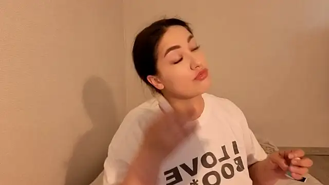 Snapshot of Aria_Blisss chatting on May 28, 2026, 1:35 am Aria Blisss online show from May 28, 2026, 1:35 am