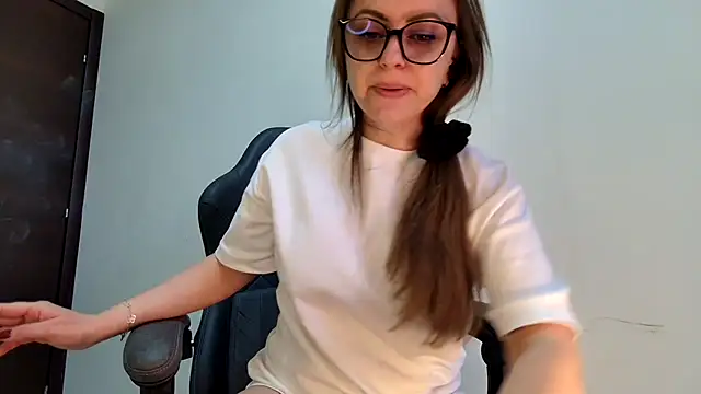Snapshot of Eelleen chatting on May 26, 2026, 12:14 pm Eelleen online show from May 26, 2026, 12:14 pm