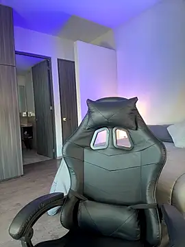 Snapshot of SophieRaily_ chatting on November 4, 2025, 10:13 pm SophieRaily online show from November 4, 2025, 10:13 pm