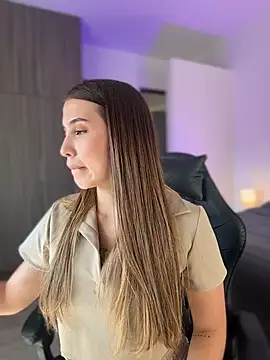 Snapshot of SophieRaily_ chatting on November 24, 2025, 6:08 pm SophieRaily online show from November 24, 2025, 6:08 pm