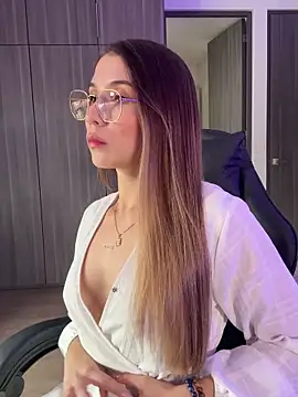 Snapshot of SophieRaily_ chatting on October 8, 2025, 7:25 pm SophieRaily online show from October 8, 2025, 7:25 pm