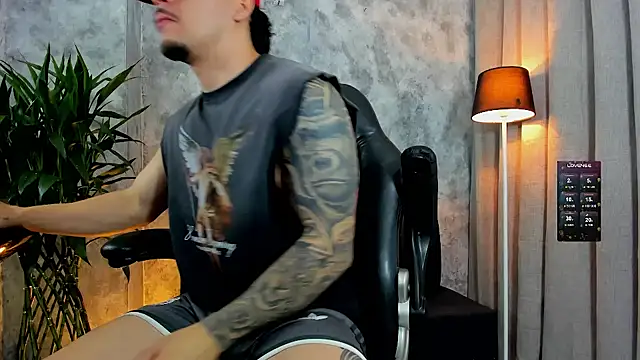 boyc022  online show from November 25, 2025, 3:23 pm