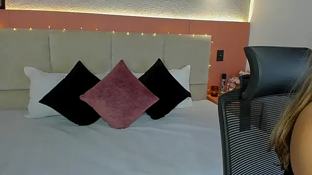 AniiRose online show from December 17, 2025, 12:04 am