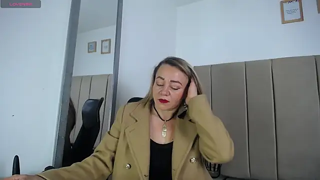 Lupiita223 online show from March 21, 2025, 1:45 pm