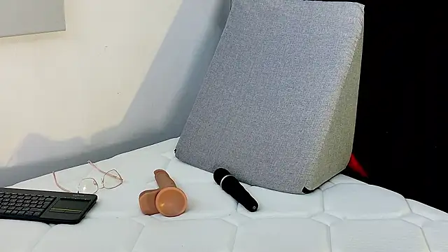 cutehanna1 online show from October 7, 2025, 3:40 am