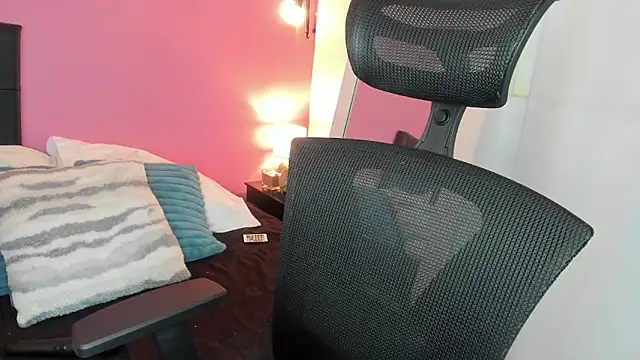 agnes 213 online show from September 24, 2025, 1:39 pm