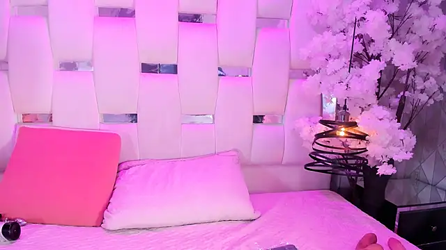 Parismorelli1 online show from April 18, 2026, 6:05 am