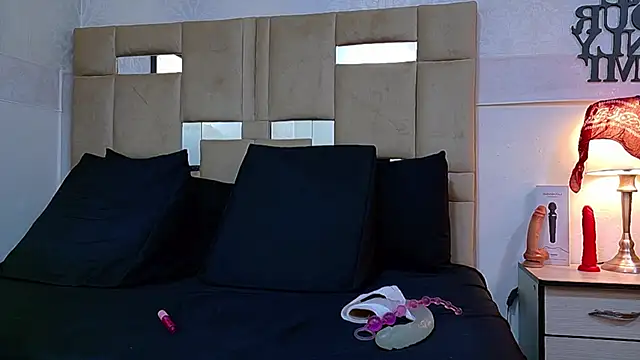 Queenjenn   online show from March 29, 2026, 8:10 pm