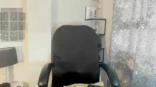 Queenjenn   online show from February 11, 2025, 8:20 pm