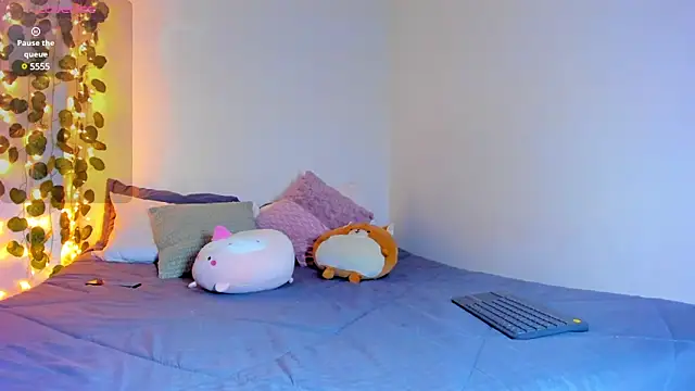 emillyhills online show from March 6, 2025, 11:36 am