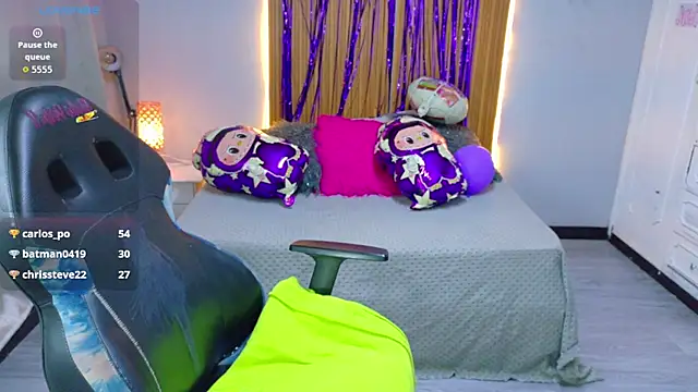 Kate Laurence  online show from November 15, 2025, 11:47 am