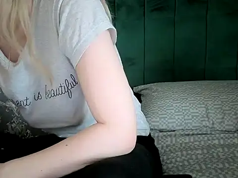 nicole77745 online show from April 2, 2026, 10:33 am