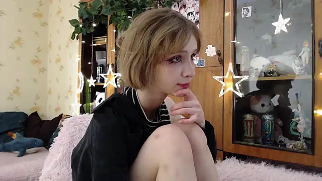 cloudgirrl online show from March 19, 2025, 5:28 pm